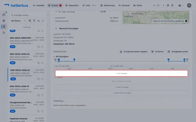 Unter dem Fahrplan steht die Disposition der Tour. Solange kein Fahrzeug zugewiesen ist, steht dort nur der Knopf — und die Zahl der Fahrgäste, die der Bus fassen muss.