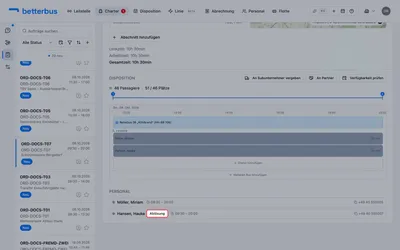 Dieser Dienst läuft über zehn Stunden und ist deshalb doppelt besetzt. Die zweite Person trägt „Ablösung“ — sie fährt denselben Dienst, nicht einen eigenen.