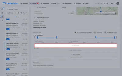 Scrolle zum Bereich „Disposition“. Die Zeitleiste zeigt beide Tage — es ist noch kein Bus zugewiesen. Klicke auf „Bus zuweisen“.