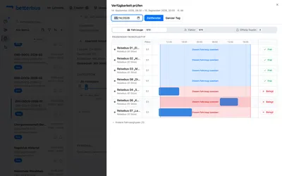 Der Dialog „Verfügbarkeit prüfen“ listet alle für den Zeitraum freien Fahrzeuge. Wähle einen Bus und klicke „Diesem Fahrzeug zuweisen“.