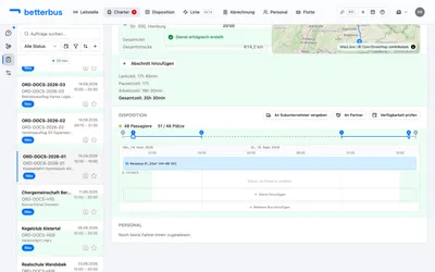 Fertig: Der Bus ist über beide Reisetage disponiert. Der grüne Kapazitätshinweis bestätigt, dass die Sitzplätze für alle Fahrgäste ausreichen.