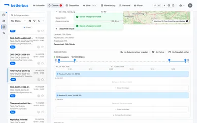 Fertig: Zwei Busse sind auf die Tour disponiert und decken mit 102 Plätzen alle 90 Fahrgäste ab — der Kapazitätshinweis ist grün.