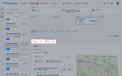 Oben an den Reitern steht es ebenfalls: eine vergebene Tour trägt einen lila Lkw statt der Abzeichen für Bus und Fahrer. So sieht man am Auftrag, welche Fahrten außer Haus gehen, ohne sie zu öffnen.