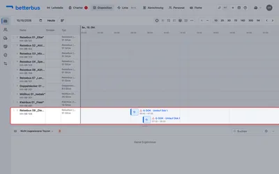 Der Bus „Reisebus 08“ fährt zwei Umläufe der Linie DOK: einen am Vormittag, einen ab dem Mittag — mit Lücke dazwischen. Beide Dienste kommen aus dem Fahrplan, keiner trägt eine Markierung.