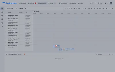 Dieselbe Zeile wie vorhin — aber jetzt tragen die beiden Dienste eine Konflikt-Markierung: der nachgezogene Vormittags-Dienst überlappt den Nachmittags-Dienst desselben Busses.