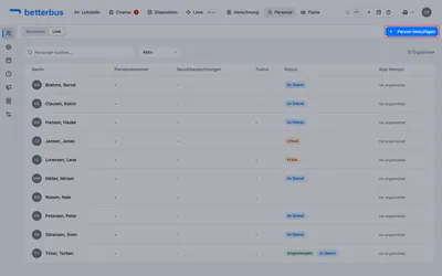 Öffne „Fahrer“ → „Personen“. Die Tabelle listet alle Mitarbeitenden mit Personalnummer, Berufsbezeichnung, Teams und der Version der Fahrer-App, mit der sie zuletzt angemeldet waren. Klicke auf „Person hinzufügen“.