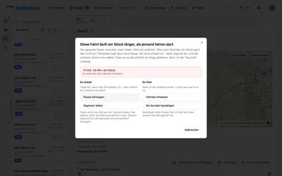 Dann stellt er genau eine Frage: stand es, oder fuhr es? „Es stand“ führt zu „Pause eintragen“ oder „Segment teilen“ — beides nimmt die Standzeit aus der Lenkzeit heraus, und die Zahl stimmt danach von selbst. „Es fuhr“ führt zu „Fahrten erfassen“ oder „Als korrekt bestätigen“, was keine Zeit ändert.