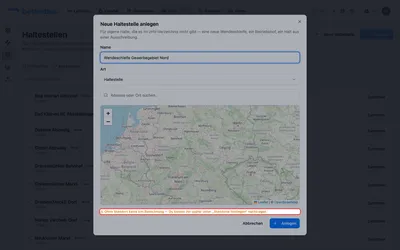Der Name genügt zum Anlegen — ein Halt aus einer Ausschreibung darf erfasst werden, bevor jemand die genaue Ecke kennt. Der Hinweis sagt aber, was das kostet: ohne Standort trägt dieser Halt null Kilometer zur Betriebsleistung bei.
