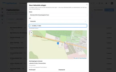 Den Standort setzt Du über die Suche, per Klick in die Karte — oder Du tippst Koordinaten direkt in das Suchfeld, was bei einer Wendeschleife ohne Adresse oft der kürzeste Weg ist. Der Pin ist maßgeblich; die Adresse darunter ist nur der nächstgelegene Treffer dazu.