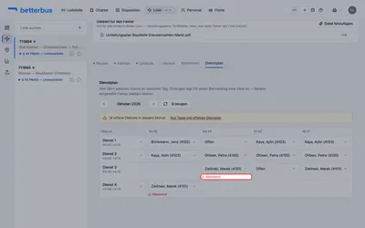 Ist jemand an dem Tag im genehmigten Urlaub, steht es an der Zelle. Es blockiert nicht — der Disponent weiß unter Umständen etwas, das im Kalender nicht steht.