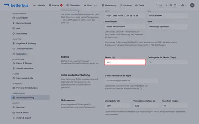 Skonto: Prozentsatz und Zahlungsziel. Beides erscheint automatisch im Zahlungsbedingungs-Text auf der Rechnung und steht später beim Buchen einer Zahlung als Ein-Klick-Abzug bereit.
