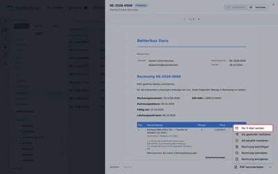 Zum Verschicken öffnest Du das Menü hinter den drei Punkten und wählst „Per E-Mail senden“. Wer per Post verschickt, nimmt stattdessen „Als gesendet markieren“.