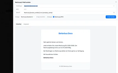 Empfänger, Betreff und Text sind aus der Vorlage vorbelegt, die Rechnung hängt als PDF an. Du kannst alles noch anpassen und dann „E-Mail senden“.