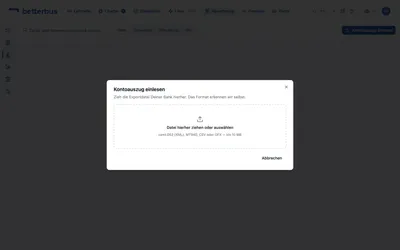 Zieh die Exportdatei Deiner Bank in das Feld oder wähl sie aus. Welches Format es ist, musst Du nicht wissen — camt.053, MT940, CSV und OFX werden erkannt, indem die Datei gelesen wird.