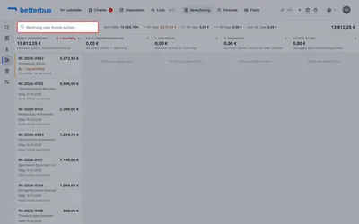 Die Suche filtert die ganze Tafel — nach Rechnungsnummer oder Kundenname. Alle Summen darüber und in den Spalten rechnen sich dabei auf die Treffer um, damit sie zu dem passen, was zu sehen ist.