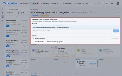 Der Faden sitzt in der Infospalte des Auftrags, direkt bei der Herkunft der Vergabe. Oben die Notizen, darunter die geteilten Dateien — alles hier sehen beide Betriebe.